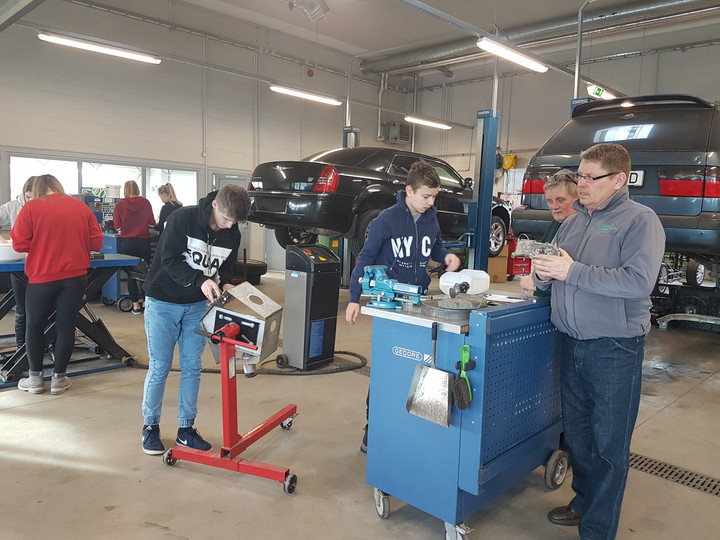 Õpilased osalemas Järvamaa Kutsehariduskeskuse sõiduautotehnika töötoas eelkutseõppe raames.