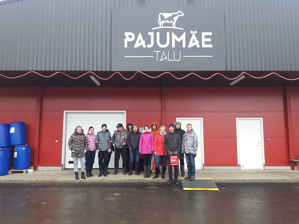Järvamaa Kutsehariduskeskuse põllumajandustöötaja veisekasvataja 4 tase õppegrupp külastamas Pajumäe talu.